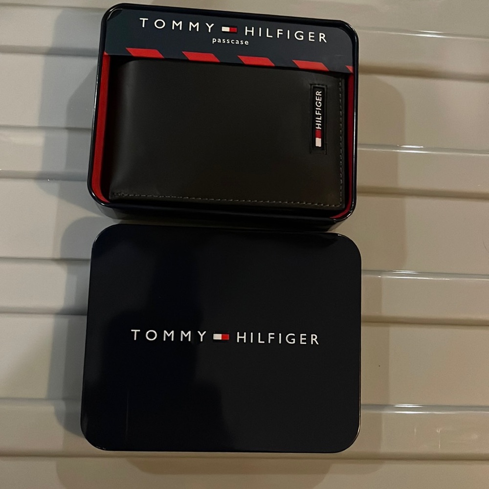 Tommy Hilfiger Leather Passcase Bilfold Wallet